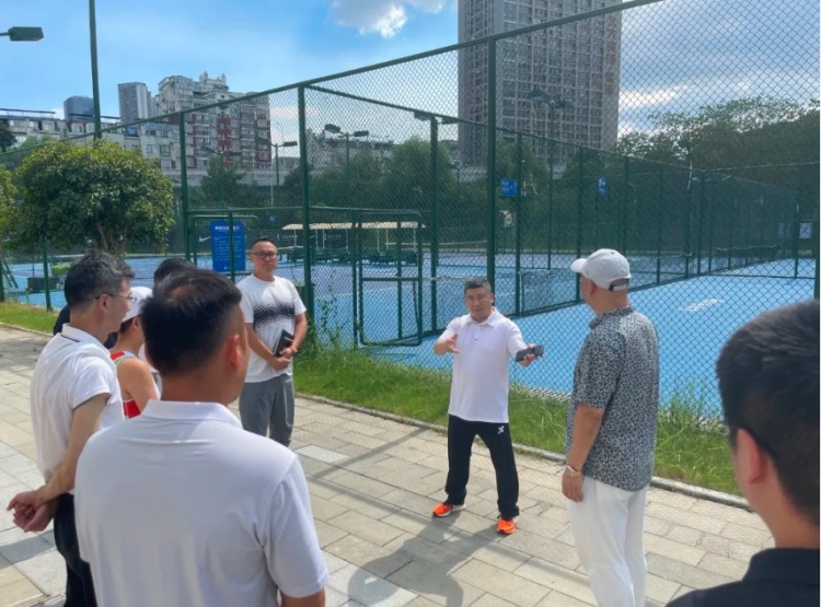 湖北省体育局慰问郑钦文的父亲，向其表达了对郑钦文术后的关切
