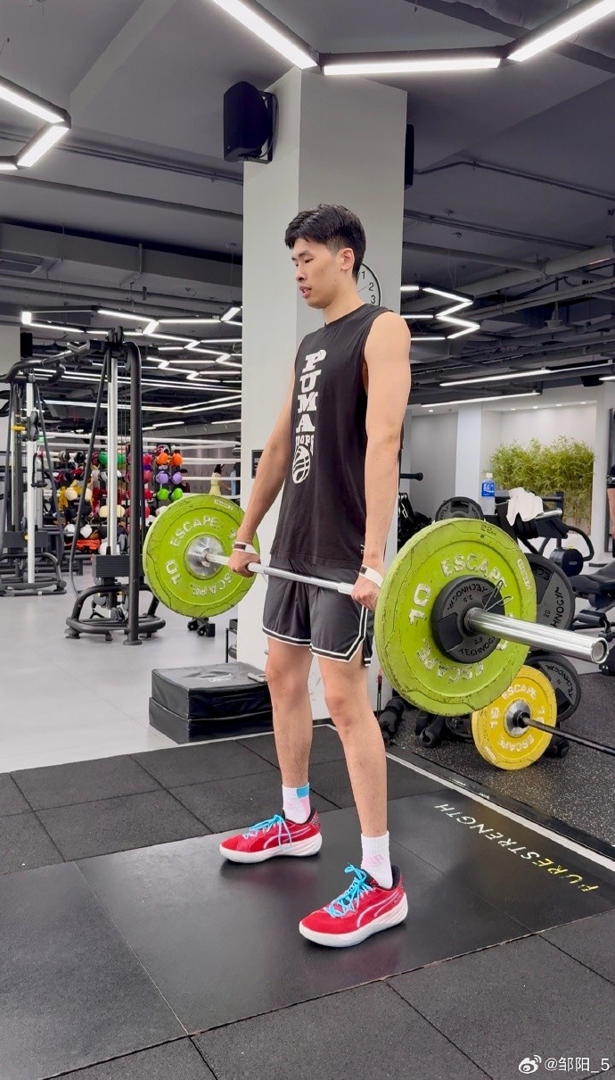 不断进化！邹阳晒训练照：毫无保留全力以赴