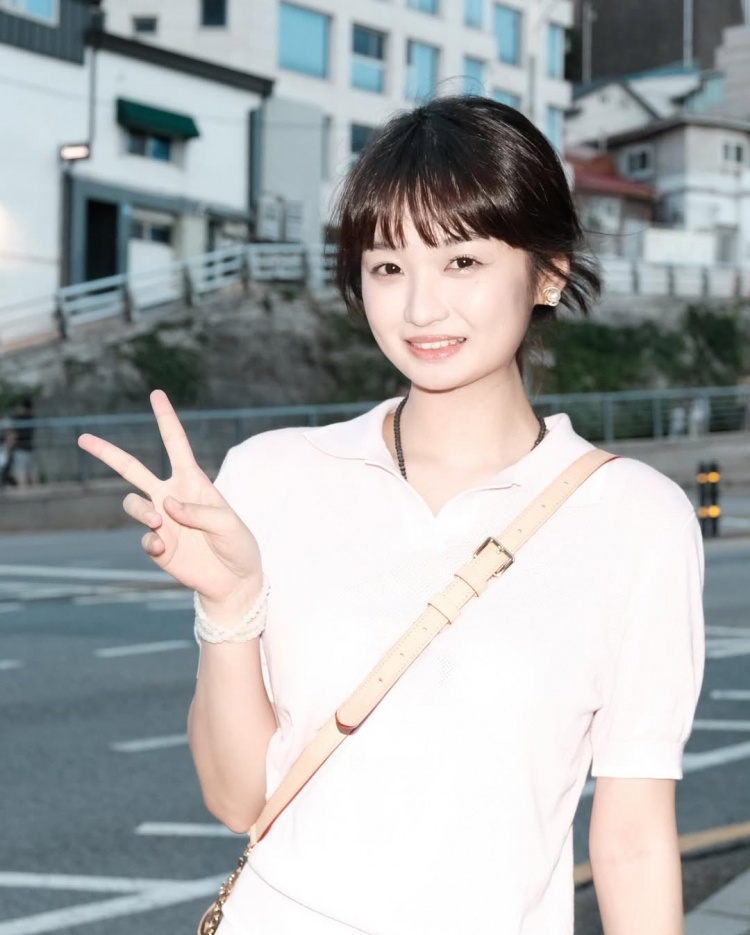 杨瀚森绯闻女友晒韩国游美照充电宝上有小杨的卡通形象贴纸