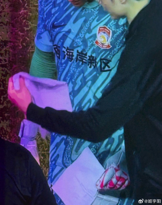 记者：青岛西海岸门将的那张纸是守门员教练杨智给他的