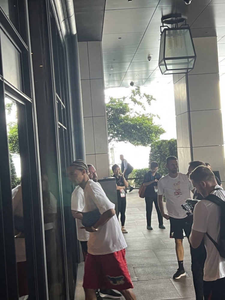 他来了！利物浦球迷号晒图，埃基蒂克抵达中国香港