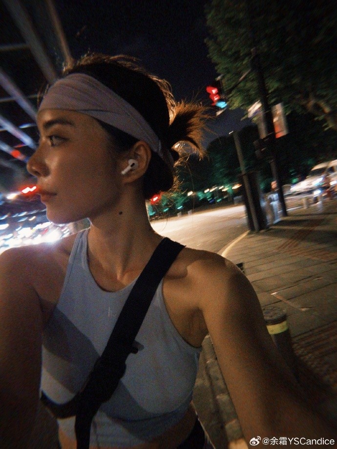 余霜分享健身照：活下来了甚至还骑车半小时回家了