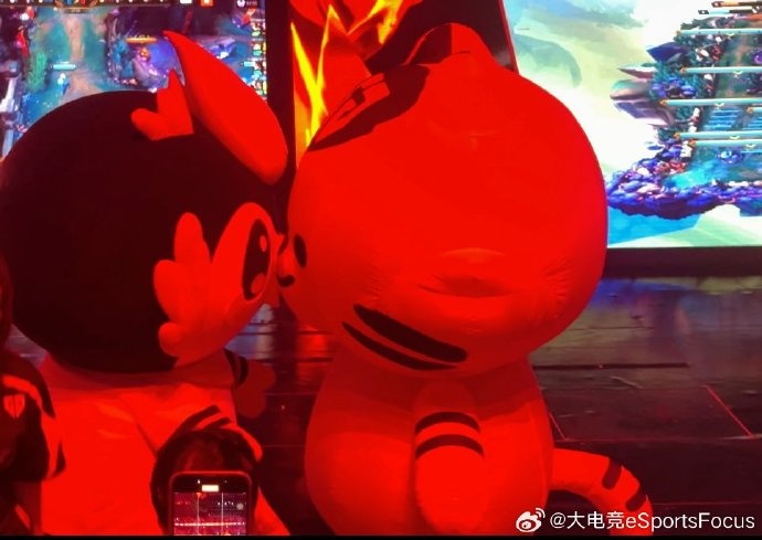 这是打架还是在贴贴？T1与GEN吉祥物赛前互动