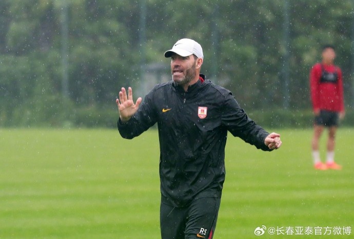 “东北德比”一触即发亚泰将士冒雨备战大连英博
