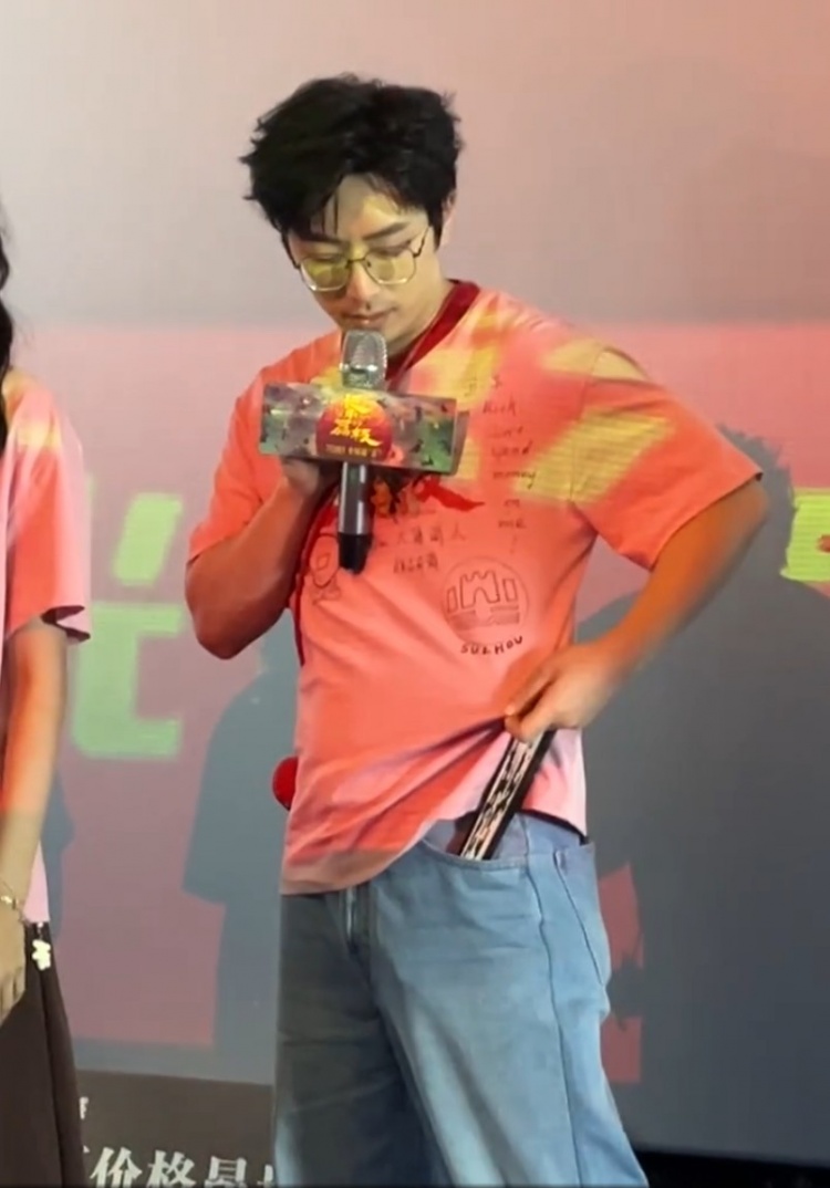 演员白客为苏超苏州队打call：我今天衣服上印了苏州队的队标