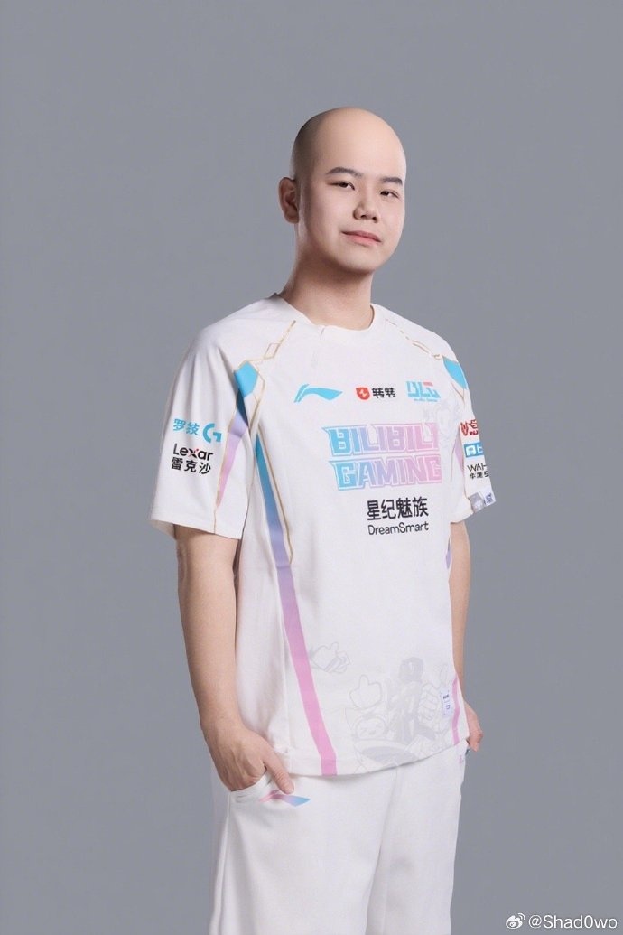 自黑完你们就不能黑我咯Shad0w官宣后分享身穿BLG队服的光头照