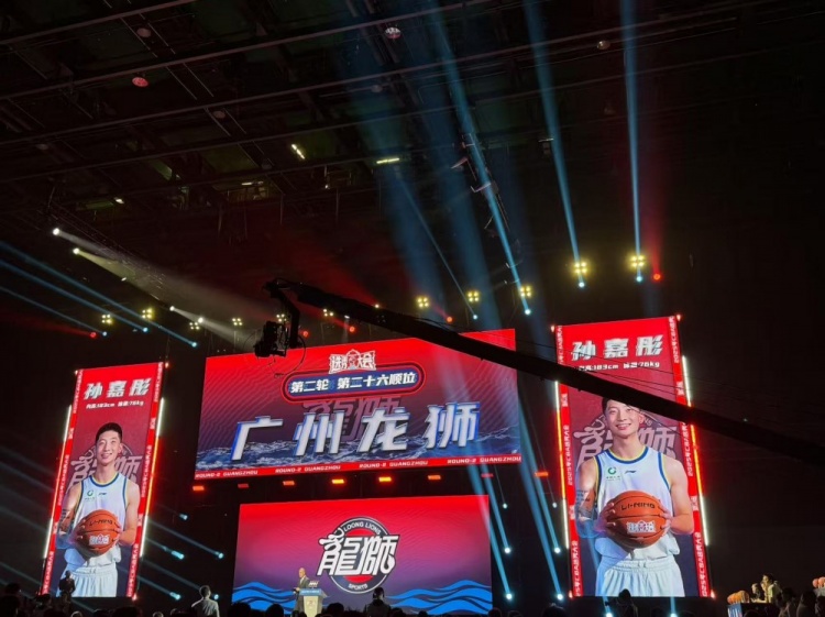次轮第26顺位广州龙狮选择了旅美球员孙嘉彤！！欢迎