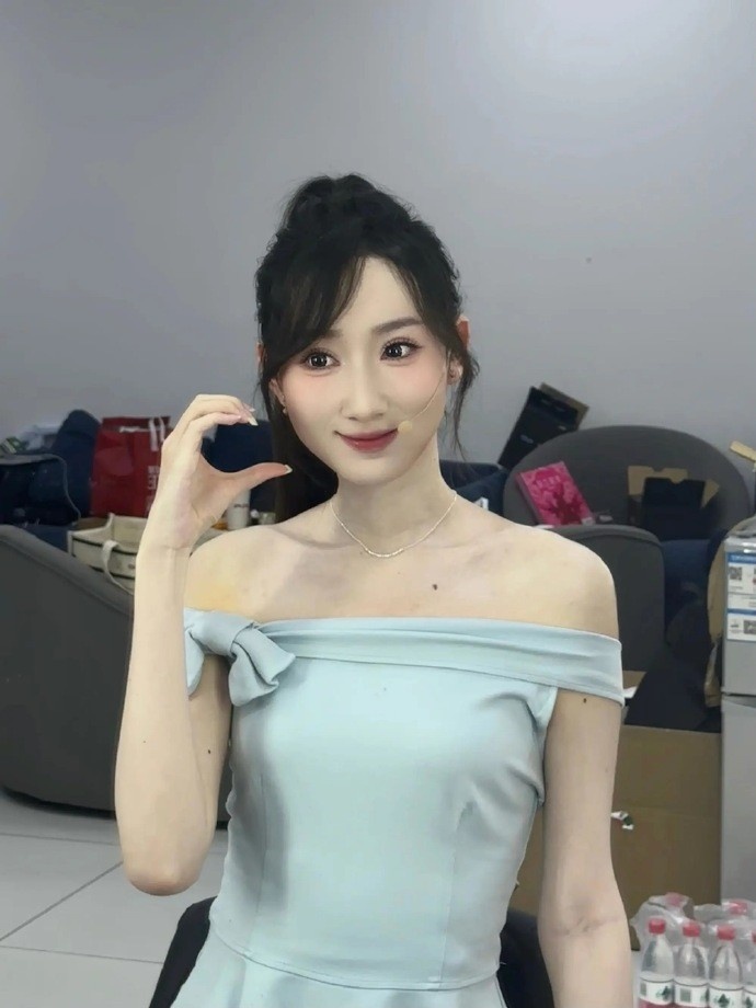 LPL官方主持童童曬照：只會(huì)的六連拍