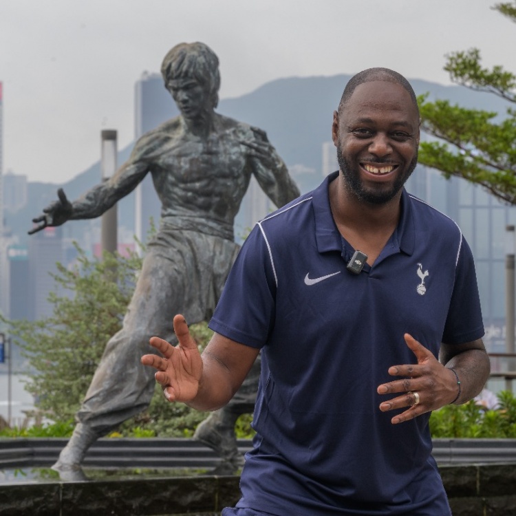 热刺名宿莱德利金在中国香港模仿李小龙，俱乐部社媒晒出照片