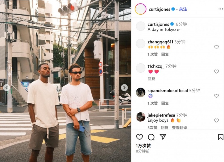 琼斯社媒晒和队友东京逛街照：赫拉芬贝赫、弗林蓬、范迪克出镜
