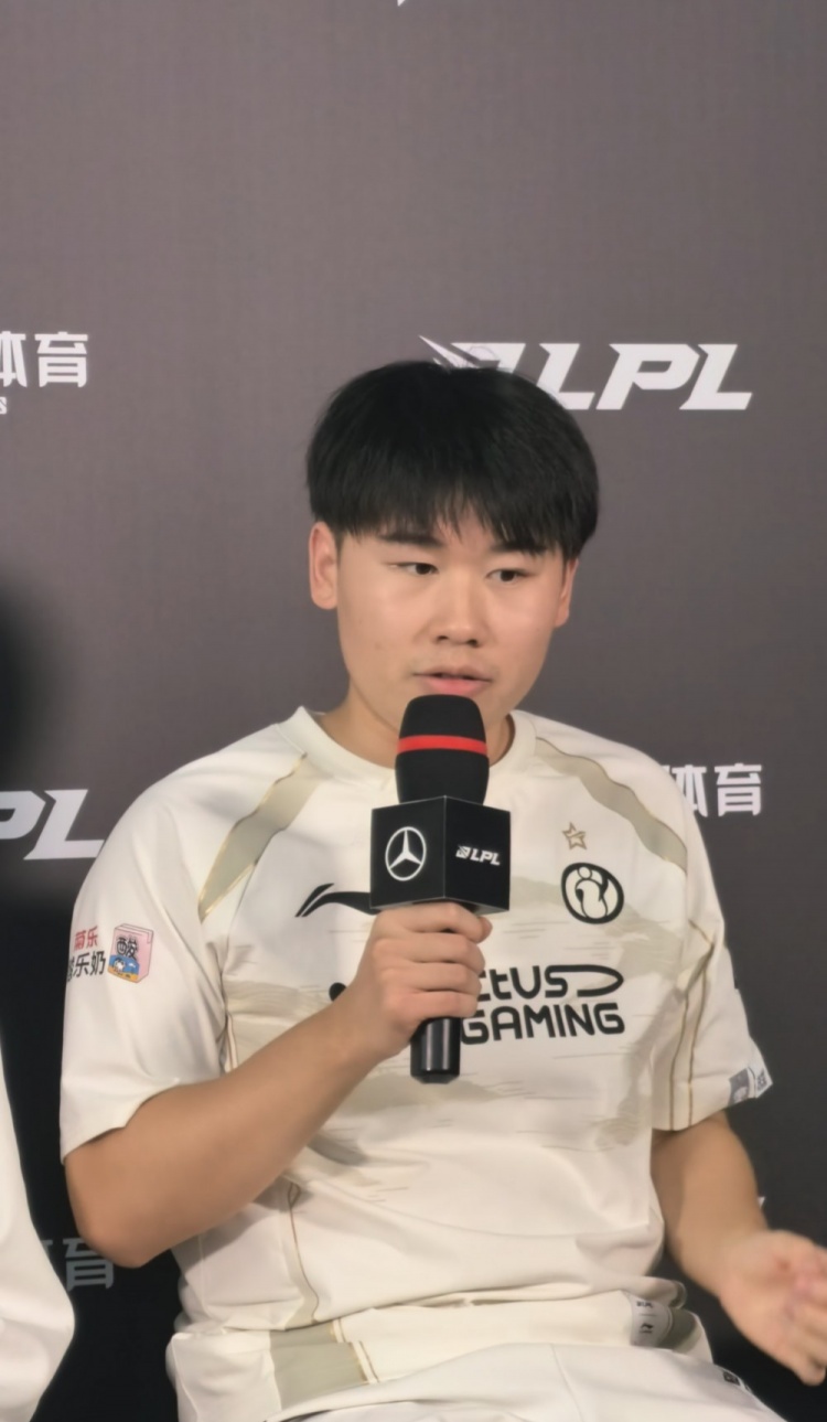 队友线权就是爽！Wei：中下有线对面打野抢河蟹我就上了