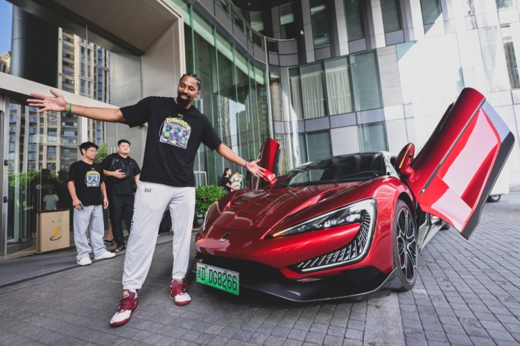抵达闽南威力依燃361品牌代言人丁威迪中国行正式开启