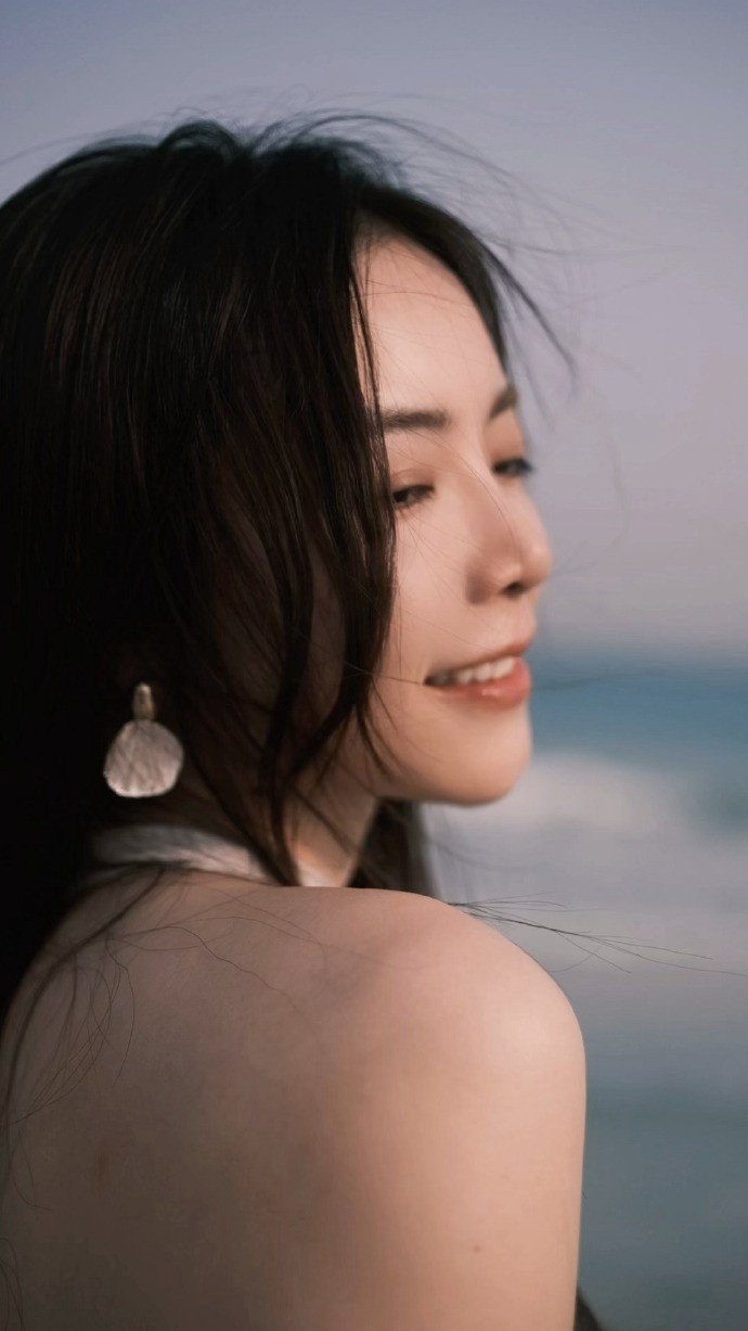 余霜晒照：偷的半日闲7点就起来去沙滩拍照了