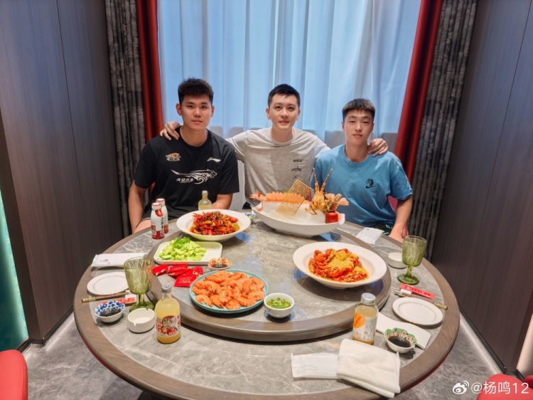 黄秋实&张峻豪被停赛3年！杨鸣晒合照：犯错就要承担后果积极面对
