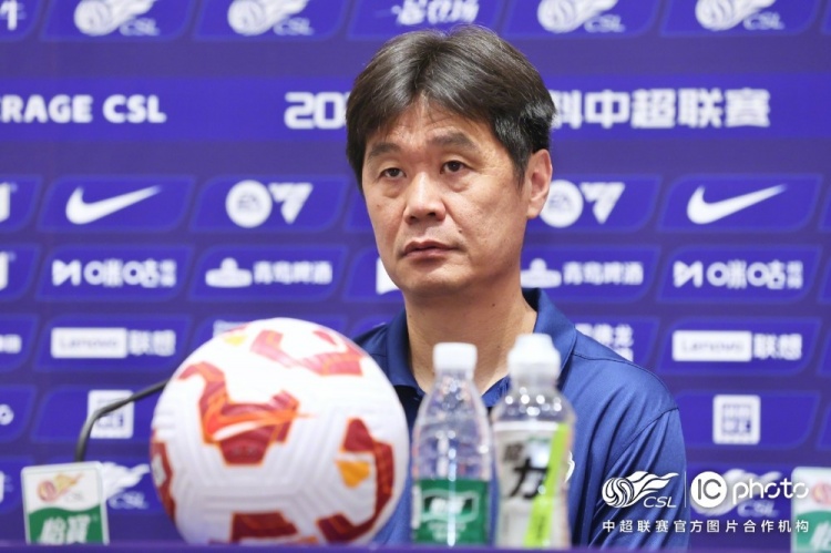 【中国足球】李霄鹏：现在气势比较低落，希望明天队员的意志力能