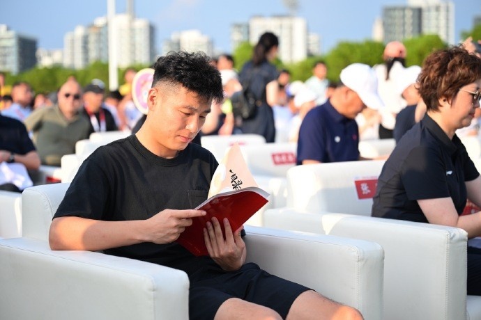 【体育世界】记者：武磊现身上海中学生足球赛活动，他仍然在伤势康复阶段(图1)