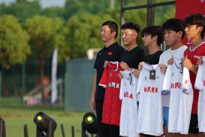 【体育世界】记者：武磊现身上海中学生足球赛活动，他仍然在伤势康复阶段(图2)