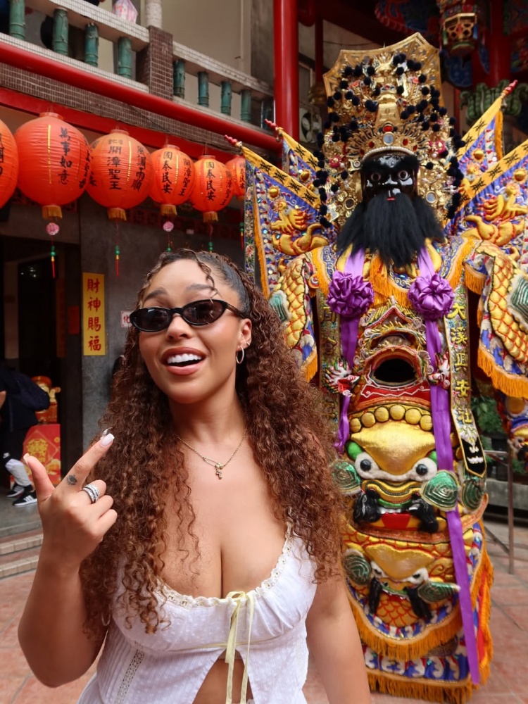 [球迷报道]身材太霸道！唐斯女友伍兹在社媒晒出中国台湾行的照片(图1)