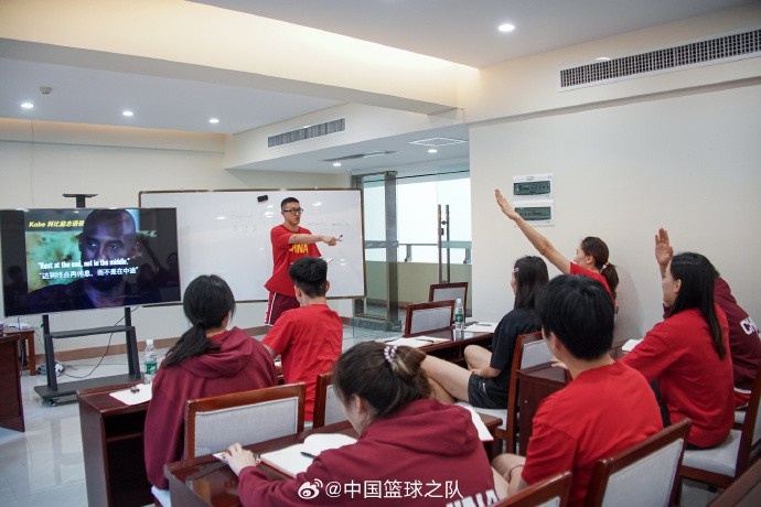 [篮球]教练组特别准备了“英语角”活动 得到了中国女篮队员的