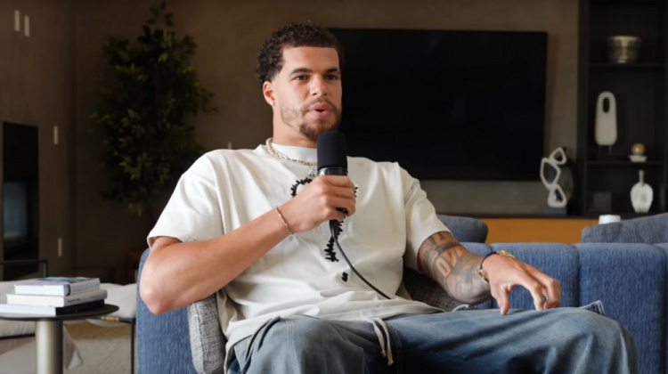 [有趣体育]小波特：很多NBA球员成名后就迷失自我 但我有家教就不会这样