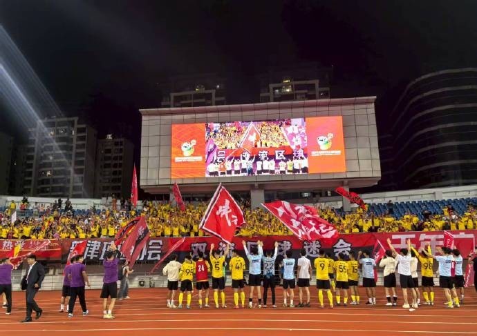[中国足球]川超揭幕战，成都队6-0大胜遂宁队，21000余