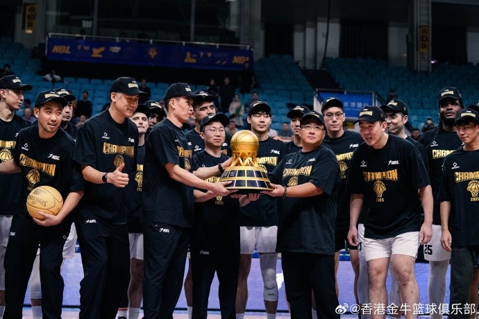 【球迷报道】成功卫冕，我们做到了！来看香港金牛夺冠颁奖图集！