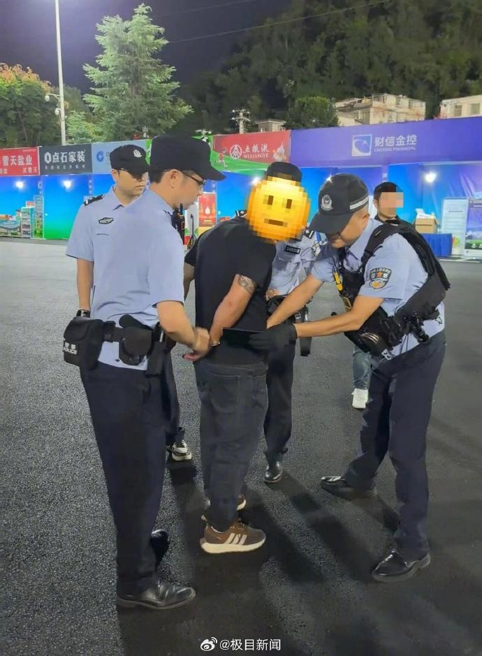 [精彩资讯]极目新闻：一名在逃人员买票看湘超，在检票口被抓