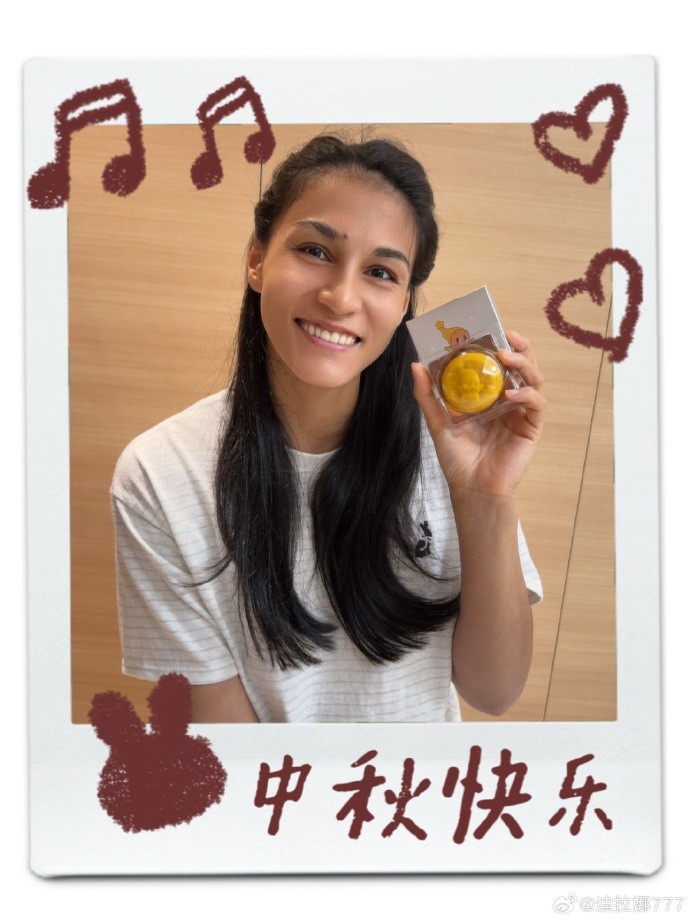 【球迷看点】迪拉娜晒照：须臾之间 又是一年 月亮慢慢变圆 事事慢慢如愿(图2)