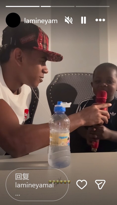 体验唱K的感觉!亚马尔社媒晒和年幼弟弟互动视频