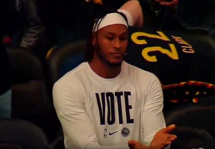 [体育世界]翻篇了？特纳重回步行者主场遭漫天嘘声 面对镜头做合书动作(图1)