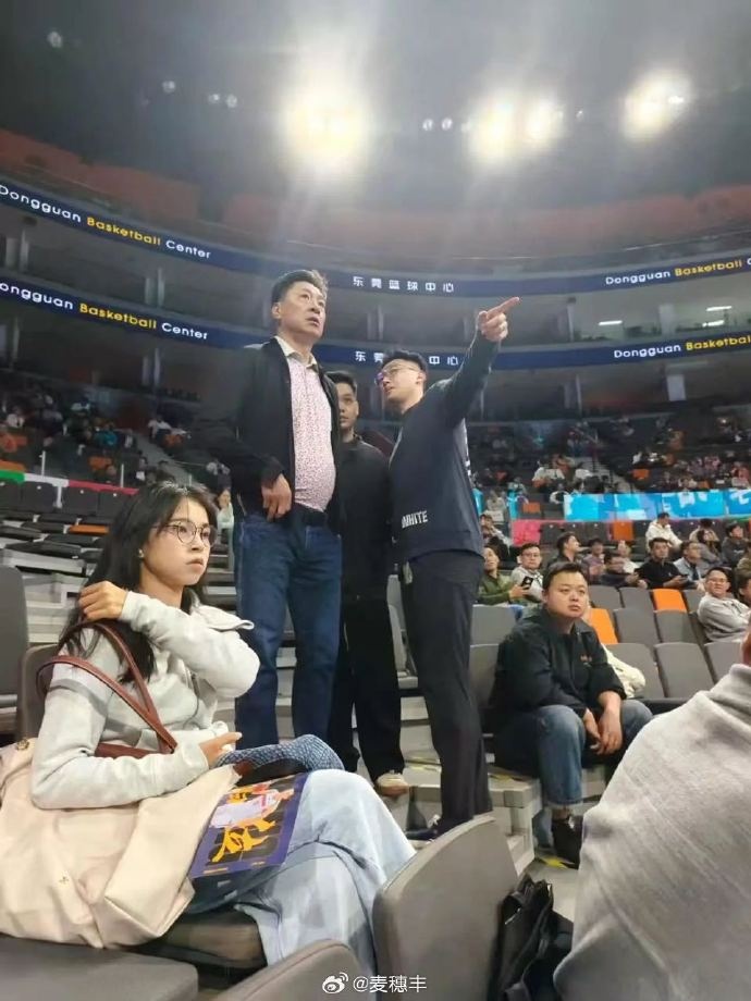 [广东]广东全运男篮今晚首秀 广东宏远功勋教头李春江现身主场