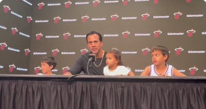 [球迷报道]带孩子出席发布会！斯波谈火灾：我们家族向来坚韧 现在一切安好(图1)