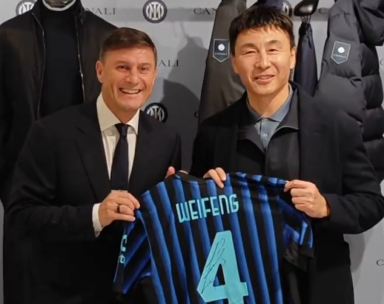 致敬传承，亦致敬热爱??萨内蒂与李玮锋交换球衣