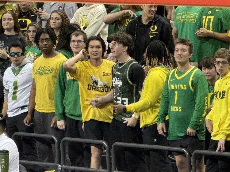 [好看推荐]小吧现场直击|俄勒冈主场有很多林葳球迷 还有人穿着同曦球衣(图1)