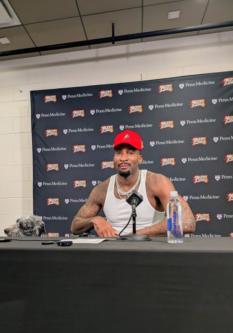 【76人】德拉蒙德带“哥们”出席新闻发布会！一本正经玩梗：是