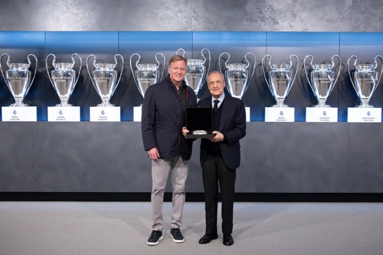 皇马主席弗洛伦蒂诺会见NFL总裁，双方互赠礼物