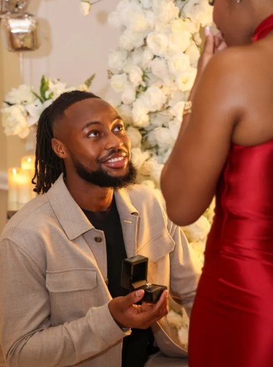 事业爱情双丰收！伯恩茅斯边锋塞梅尼奥求婚成功，社媒晒甜蜜照