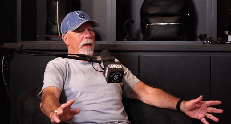 【体育报道】前湖人训练师：以NBA标准科比天赋一般 但他不仅