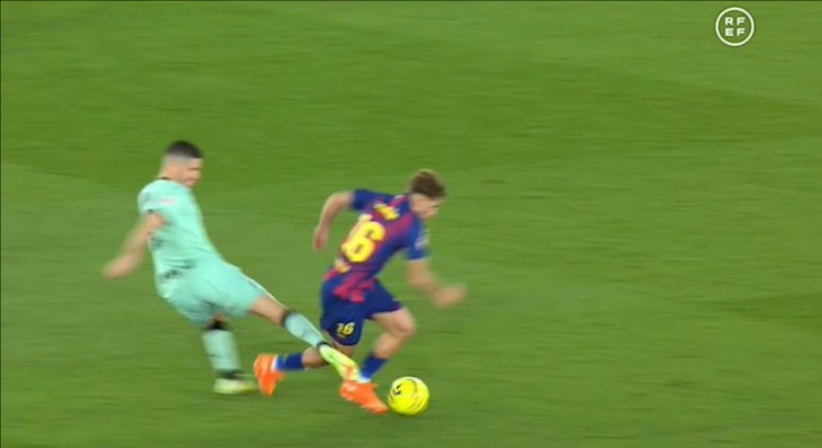 踢倒费尔明被罚下！桑塞特在VAR审查时向裁判称自己是正常铲球