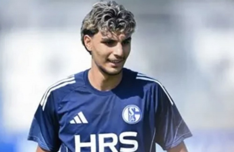 [罗马]记者：罗马有意沙尔克19岁后卫梅尔特坎·艾汉，价格约