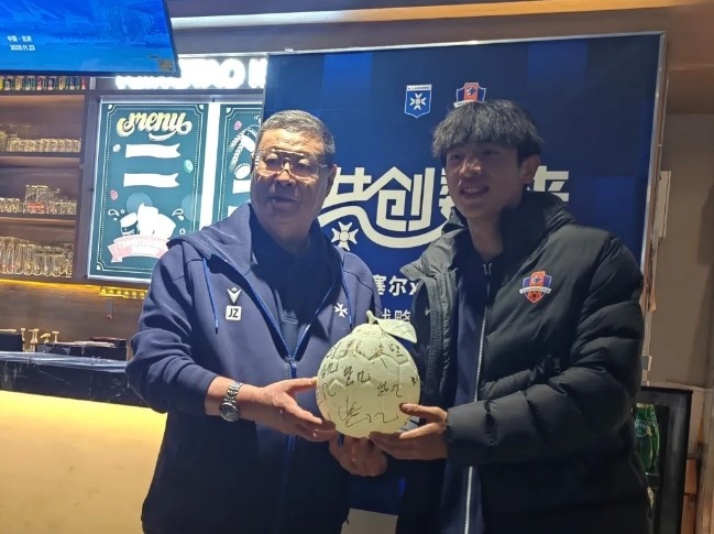寄托殷切期望！魏祥鑫正式留洋后，犀旺赠送其“柚子足球”