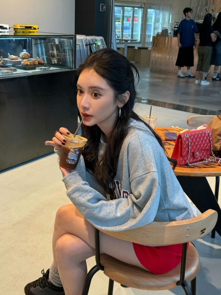 [最新赛报]满屏✌️都是腿！知名女主播美娜晒近照 大长腿⚽吸睛