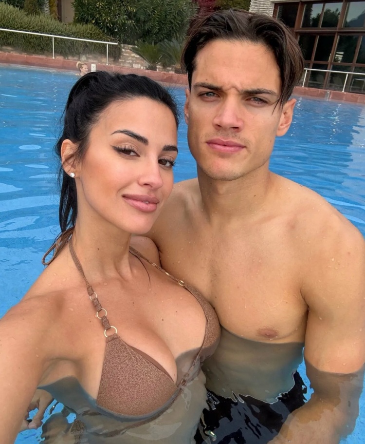 惊艳全场！里奇女友性感穿搭亮相圣西罗，主持报道米兰德比