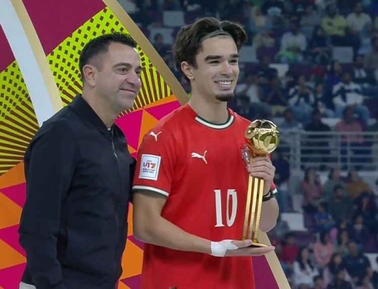 葡萄牙中场米德当选U17世界杯MVP，哈维为其颁奖