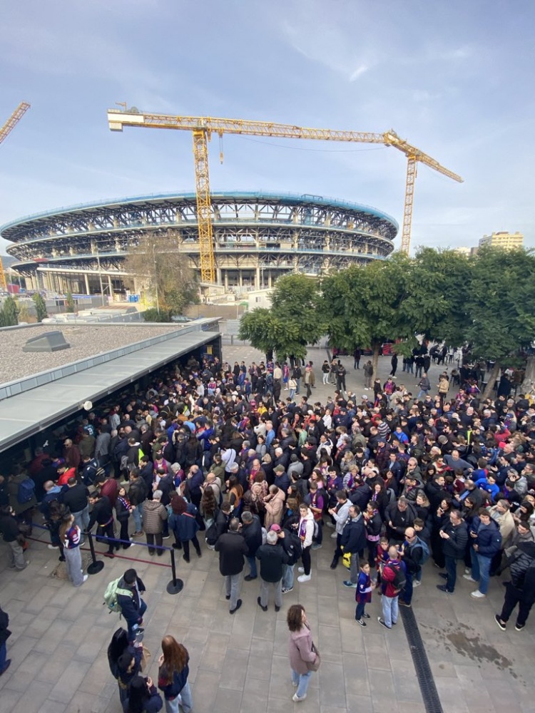 记者：巴萨的票务程序出现BUG，球迷很生气并且被迫排队领实体票