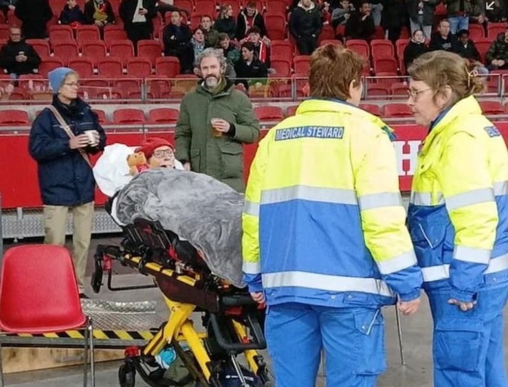 遗憾！一阿贾克斯球迷遗愿是现场看主队比赛，但因病重遗憾错过