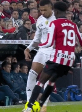 直接引发冲突！姆巴佩秀活穿裆博伊罗，后者暴怒直接推倒姆巴佩