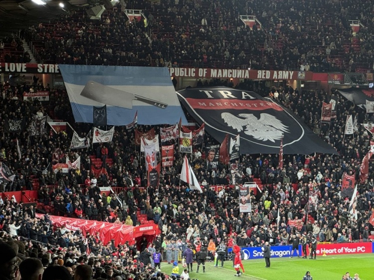 屠夫归来😂曼联球迷tifo支持利马，将阿根廷国旗太阳替换为菜刀