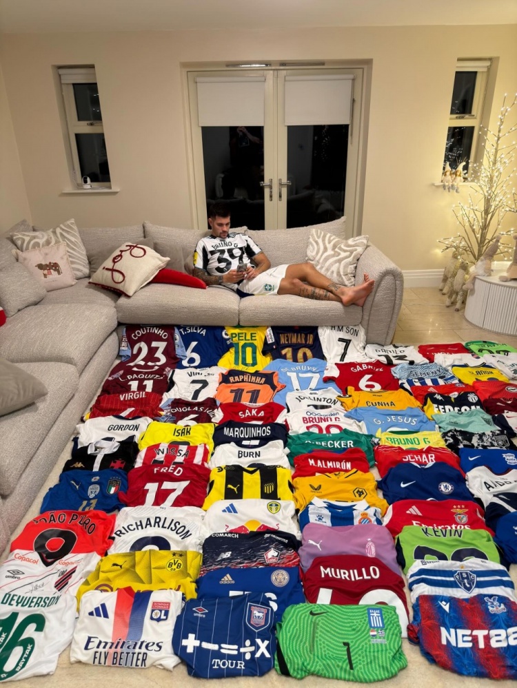 纽卡中场吉马良斯社媒晒球衣收藏：非卖品😘