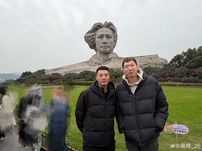 【行业动态】周琦晒与翟晓川等队友的合照：十年✨又来橘子⚽洲头